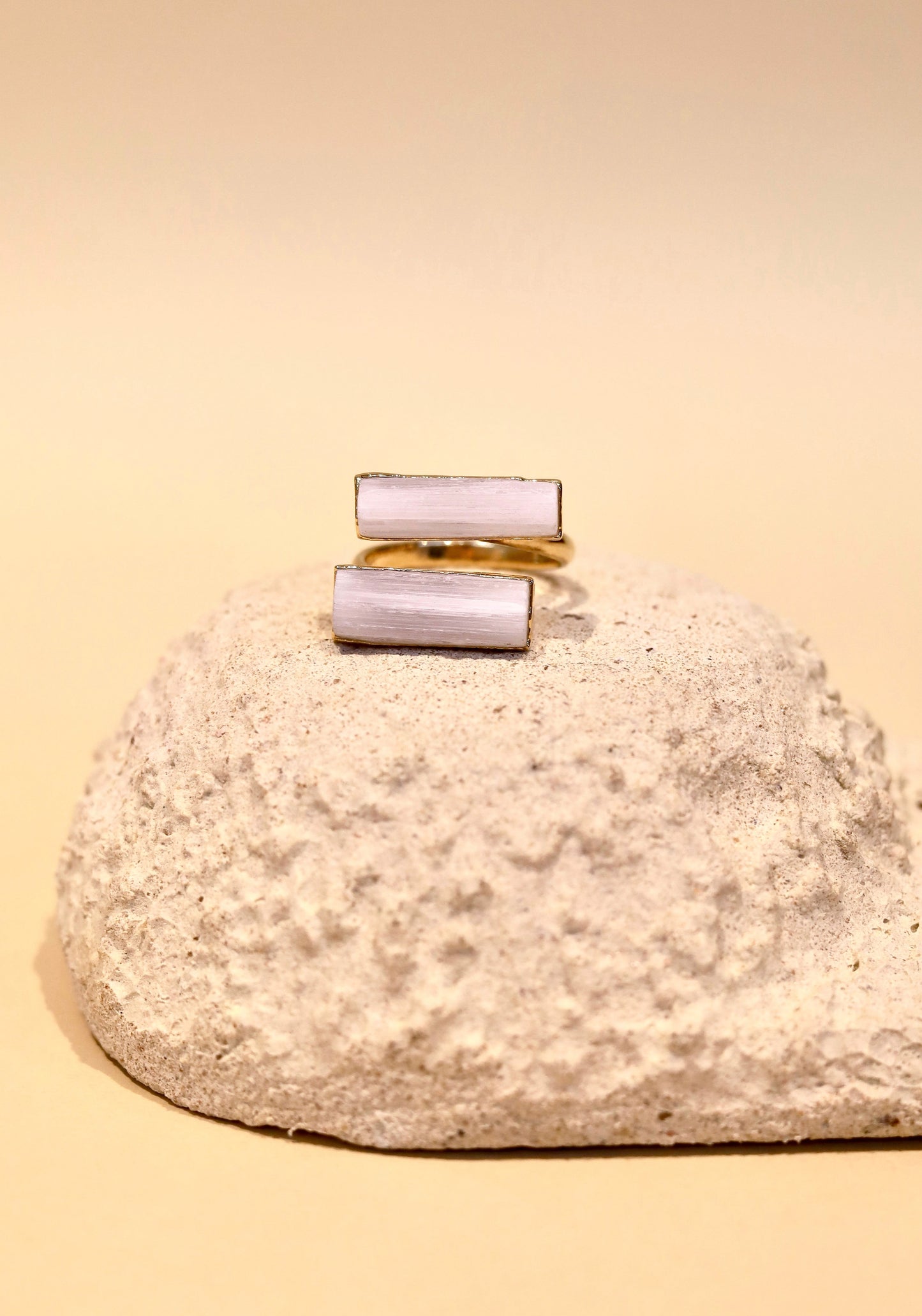 Anillo de Selenita Ajustable