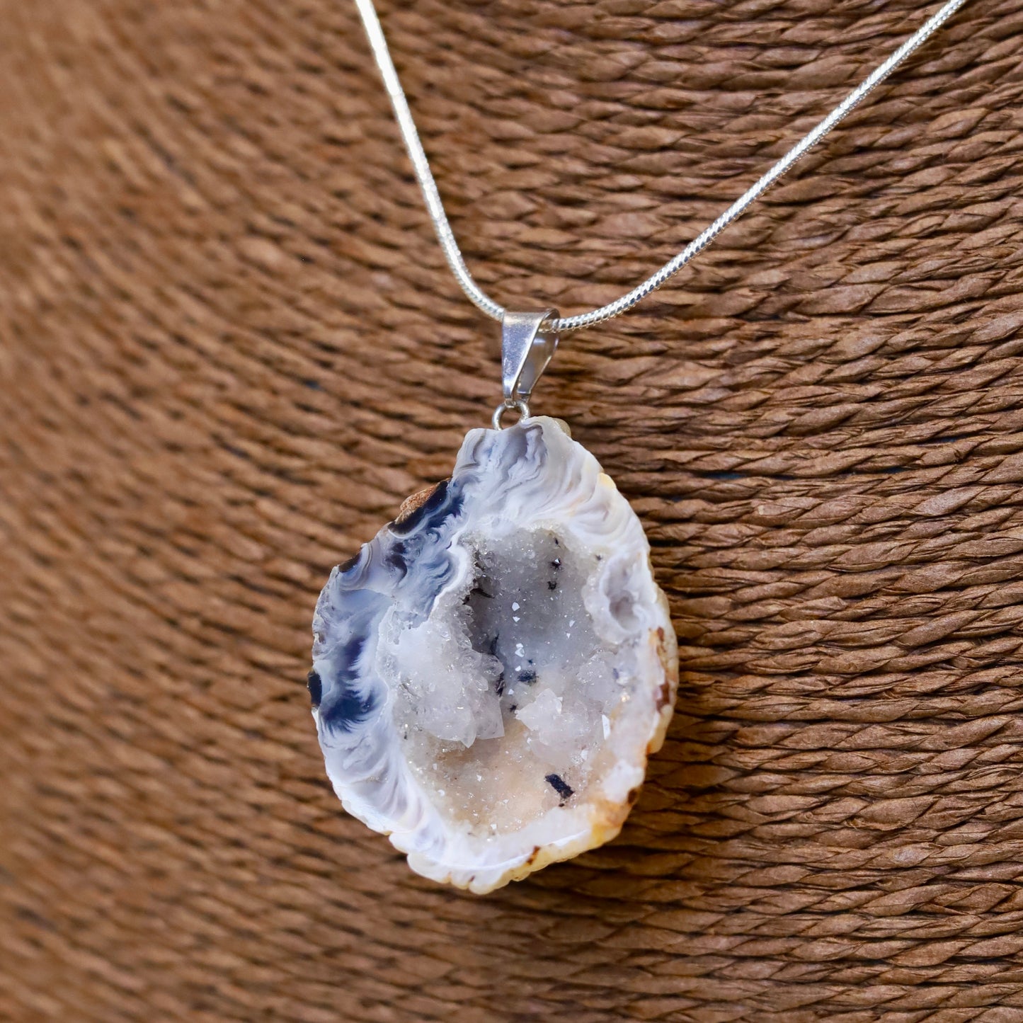 Dije de Calcedonia Rústico